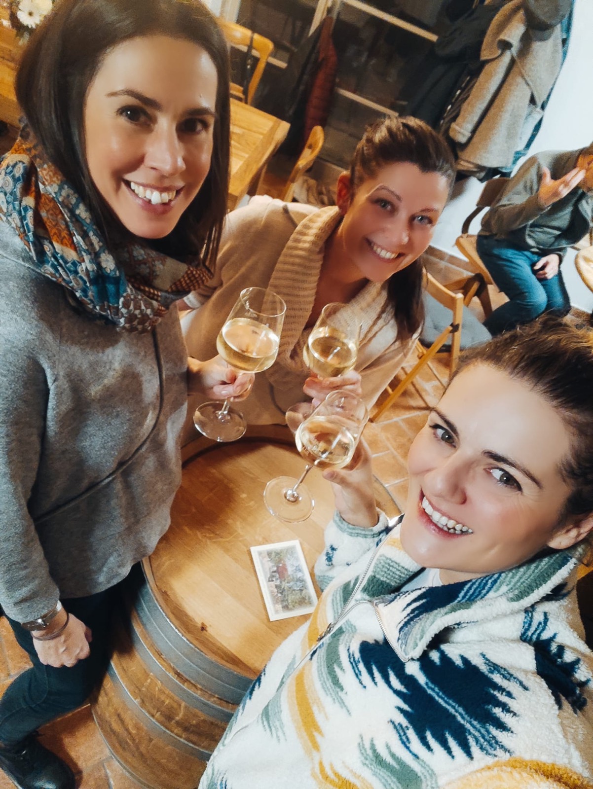 Gesellige Runde beim Weinglas in der Bar