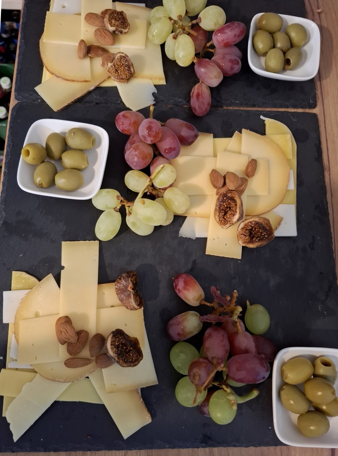 Käse- und Obstplatte mit Oliven bei einer Weinverkostung