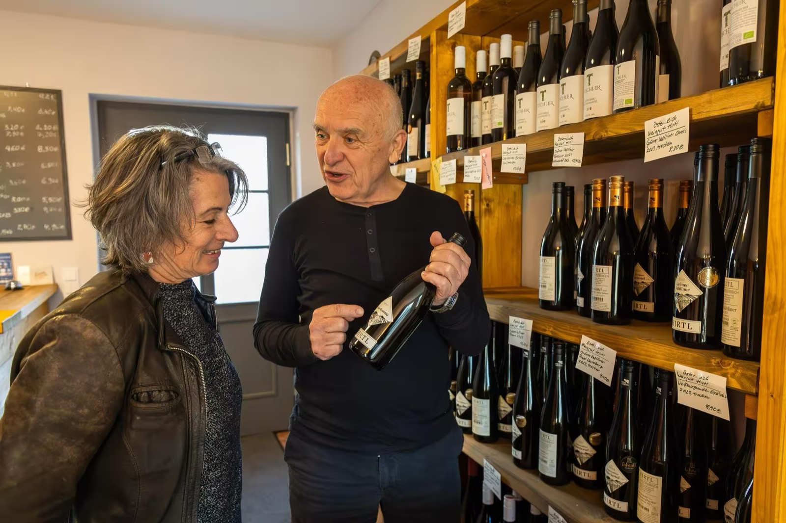 Ralf Bühnert berät eine Kundin im Weinhaus